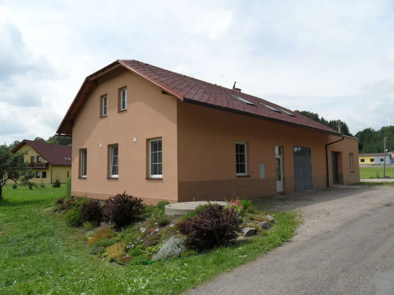 Budova firmy v Helvíkovicích